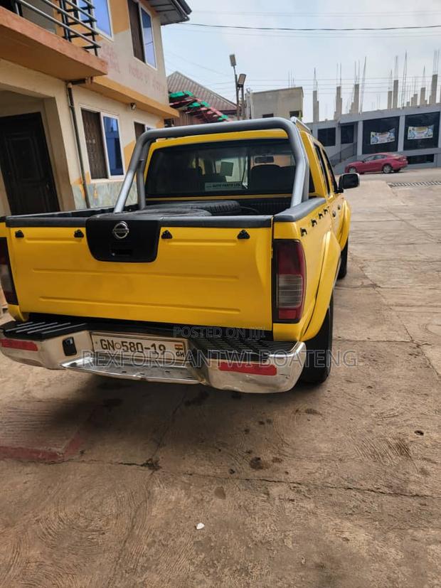 Nissan Hardbody 2019 Yellow
