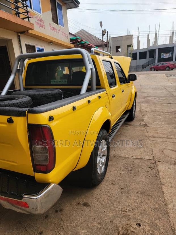 Nissan Hardbody 2019 Yellow