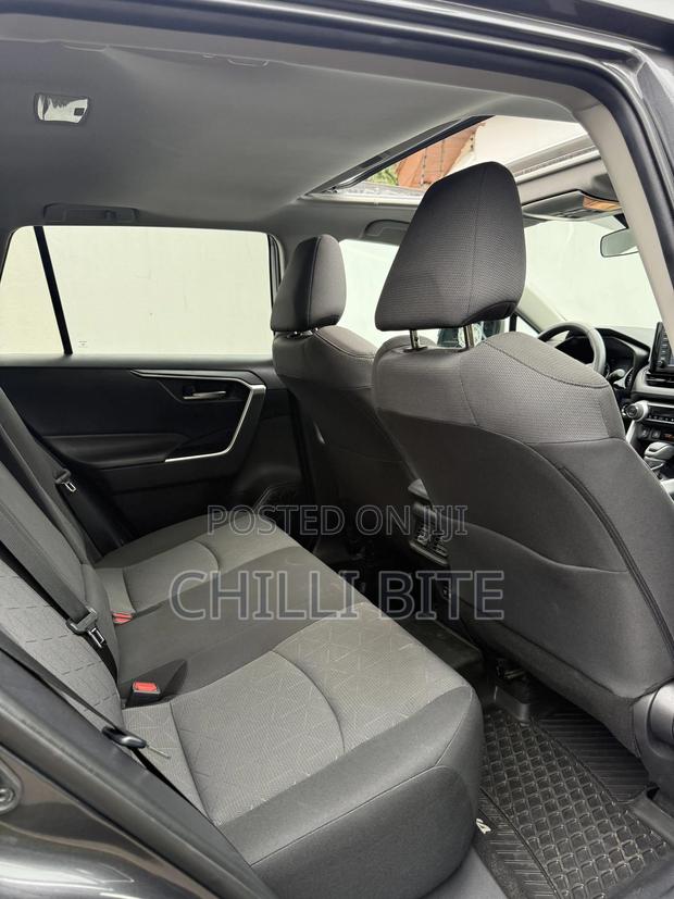Toyota RAV4 XLE FWD 2020 Gray photo 10