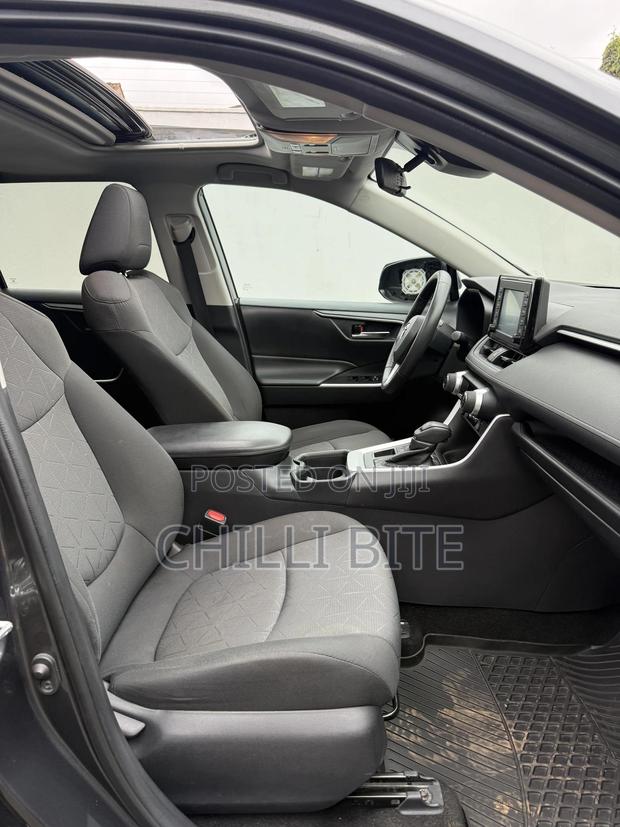 Toyota RAV4 XLE FWD 2020 Gray photo 12
