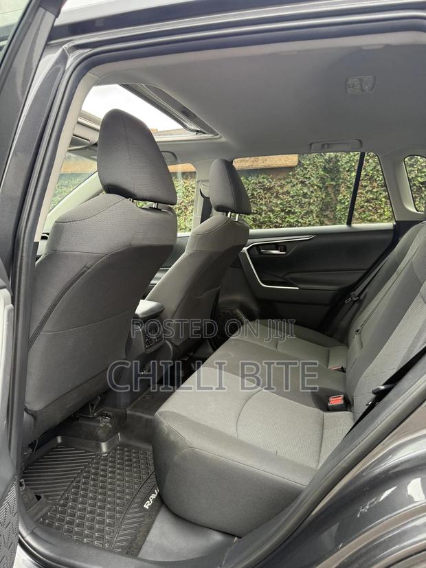 Toyota RAV4 XLE FWD 2020 Gray photo 6