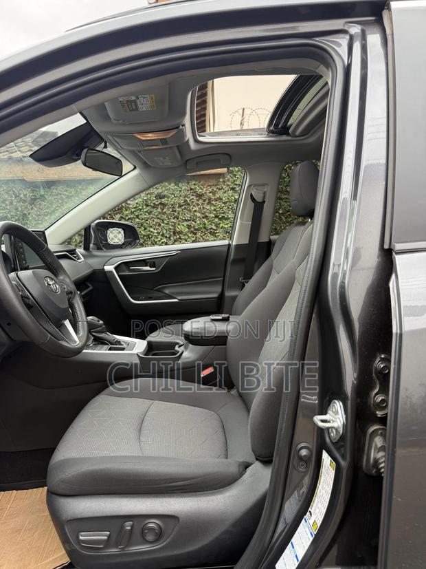 Toyota RAV4 XLE FWD 2020 Gray photo 7