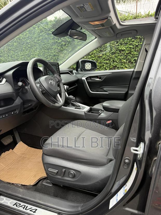 Toyota RAV4 XLE FWD 2020 Gray photo 11