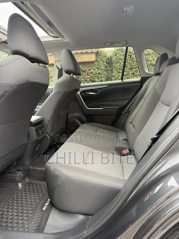 Toyota RAV4 XLE FWD 2020 Gray photo 5