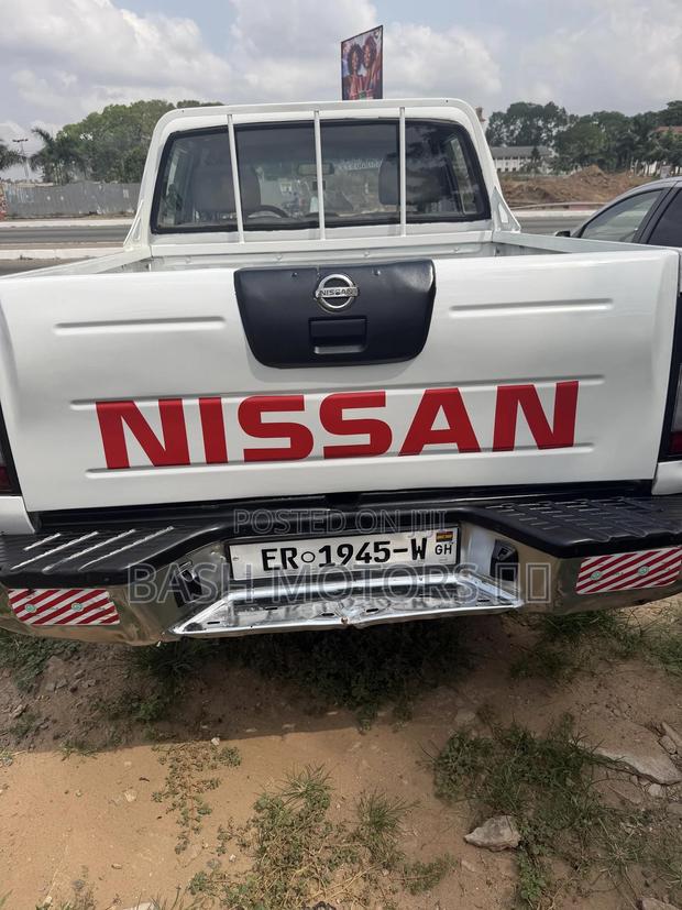 Nissan Hardbody 2005 White