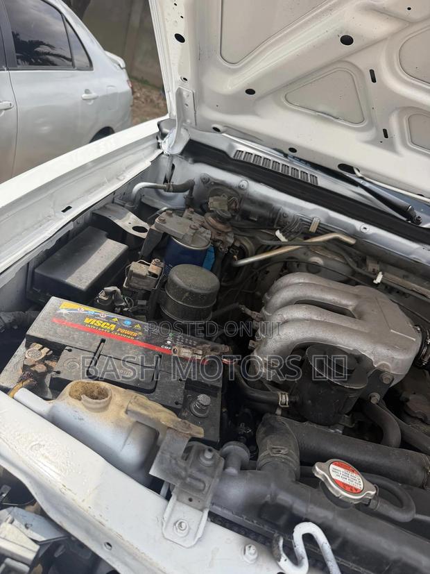 Nissan Hardbody 2005 White