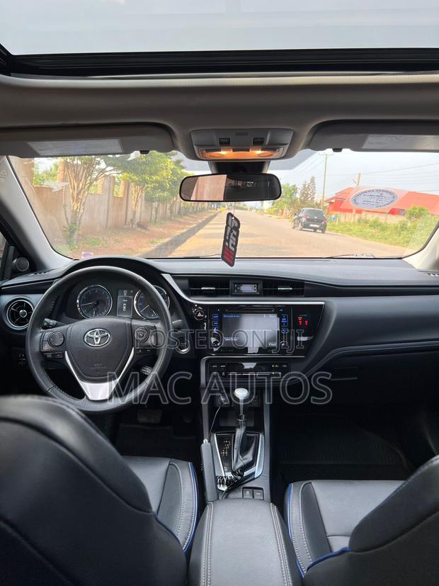 Toyota Corolla XSE (1.8L 4cyl 2A) 2018 Gray photo 2