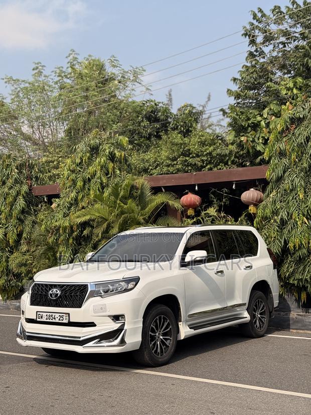 Toyota Land Cruiser Prado 4.0 Petrol TX 2017 White photo 3