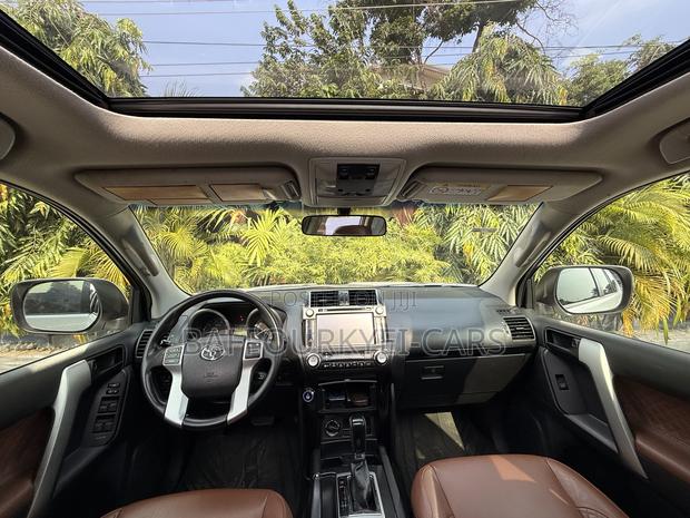 Toyota Land Cruiser Prado 4.0 Petrol TX 2017 White photo 4
