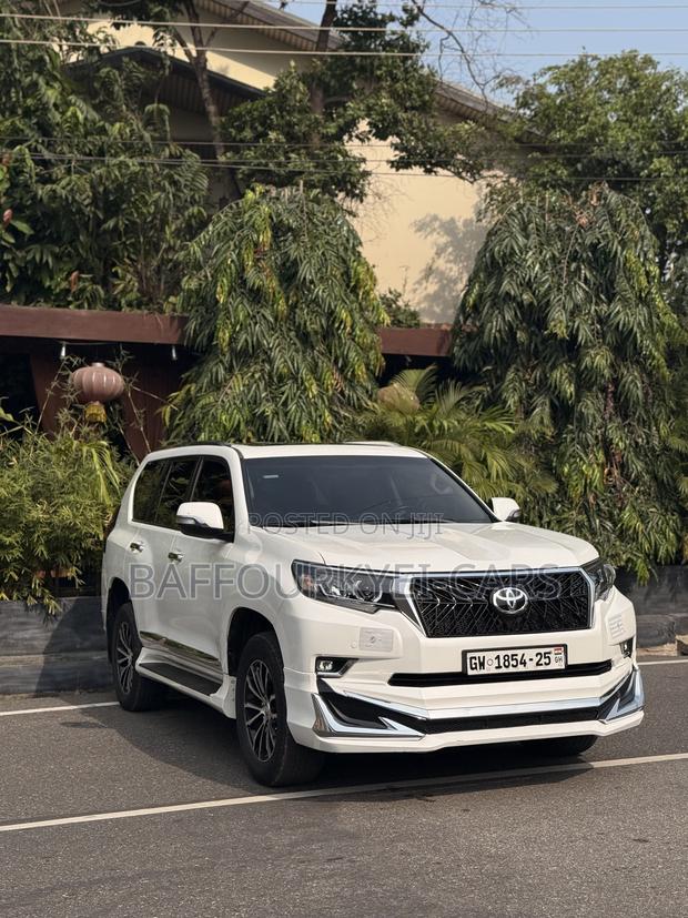 Toyota Land Cruiser Prado 4.0 Petrol TX 2017 White photo 2