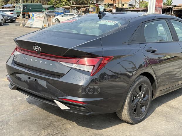 Hyundai Elantra 2022 Black photo 2
