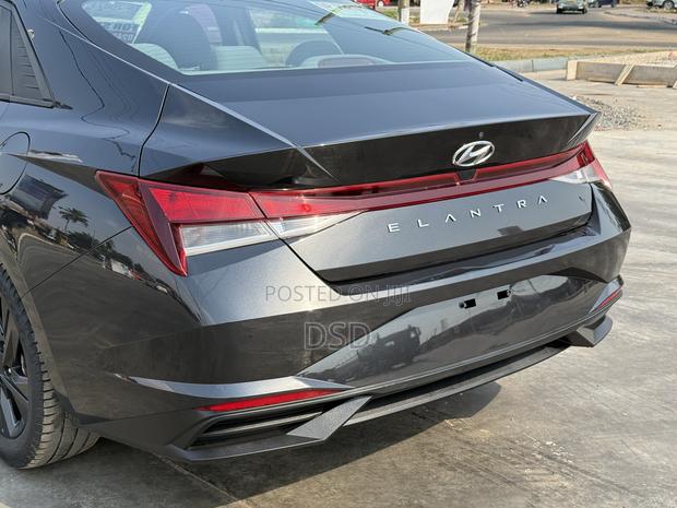 Hyundai Elantra 2022 Black photo 4