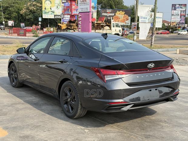 Hyundai Elantra 2022 Black photo 5