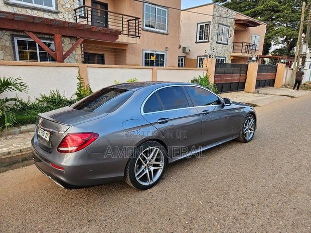 Mercedes-Benz E300 2017 Gray photo 2