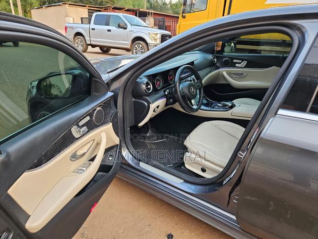 Mercedes-Benz E300 2017 Gray photo 3