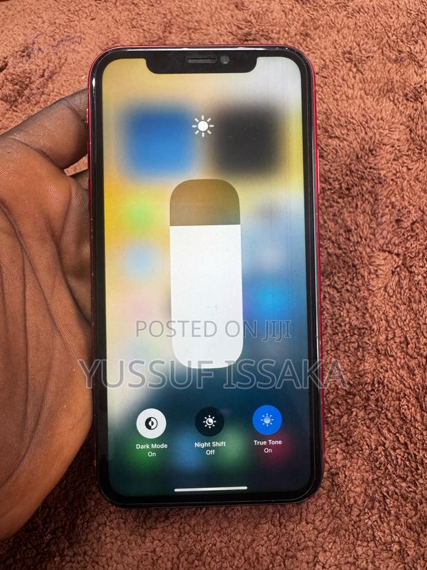 Apple iPhone XR 64 GB Red photo 3