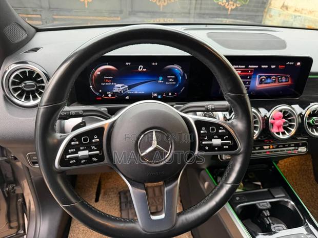 Mercedes-Benz GLB-Class GLB 250 4MATIC 2023 Gray photo 4