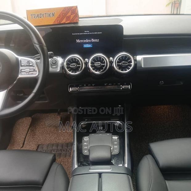 Mercedes-Benz GLB-Class GLB 250 4MATIC 2023 Gray photo 6