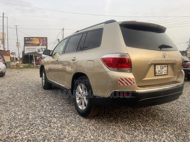 Toyota Highlander Limited 3.5l 4WD 2013 Brown photo 4