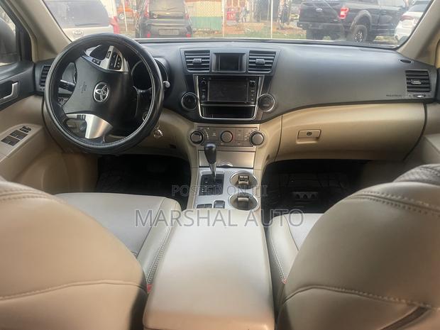 Toyota Highlander Limited 3.5l 4WD 2013 Brown photo 12