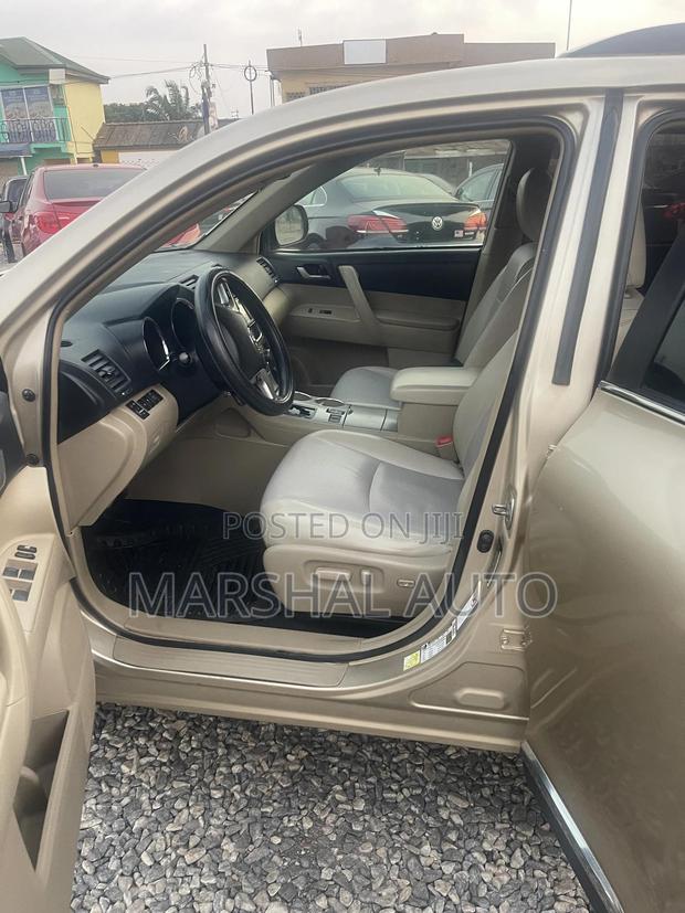 Toyota Highlander Limited 3.5l 4WD 2013 Brown photo 13