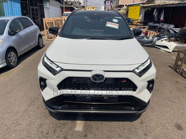 Toyota RAV4 XLE 2025 White