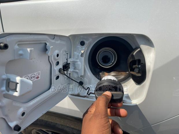 Toyota RAV4 XLE 2025 White