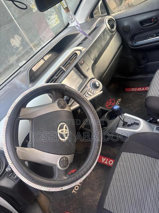 Toyota Aqua G 2011 White photo 7