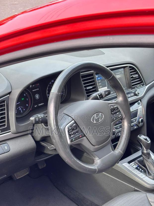 Hyundai Elantra Limited Sedan FWD (2.0L 4cyl 6A) 2017 Red photo 4