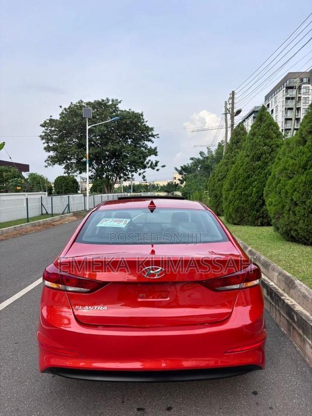 Hyundai Elantra Limited Sedan FWD (2.0L 4cyl 6A) 2017 Red photo 3