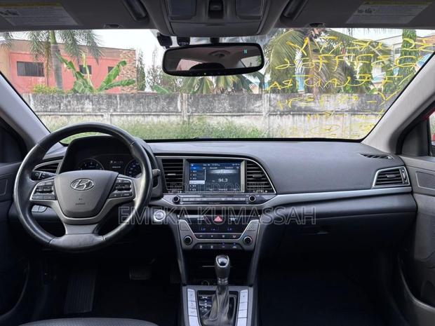 Hyundai Elantra Limited Sedan FWD (2.0L 4cyl 6A) 2017 Red photo 5