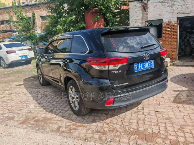 Toyota Highlander 2021 Black photo 2
