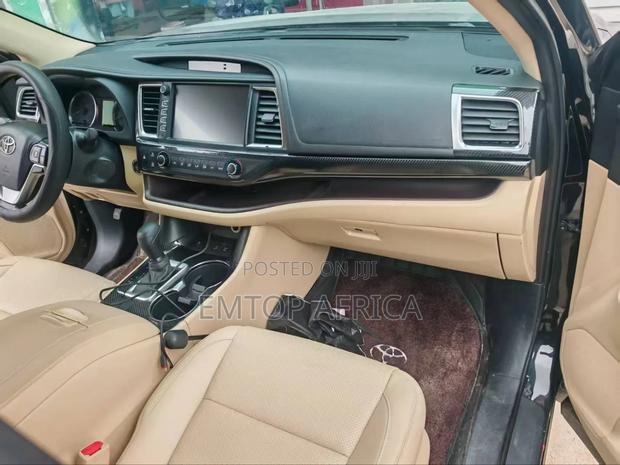 Toyota Highlander 2021 Black photo 3