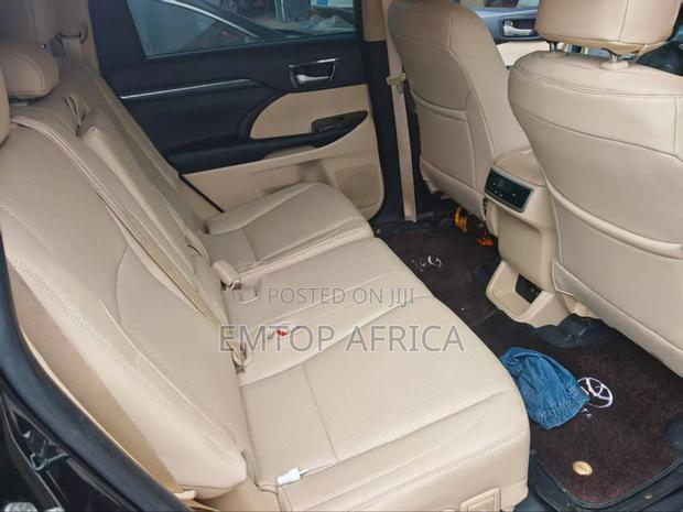Toyota Highlander 2021 Black photo 4