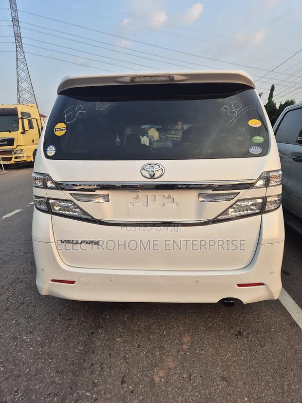 Toyota Vellfire 2014 White photo 2