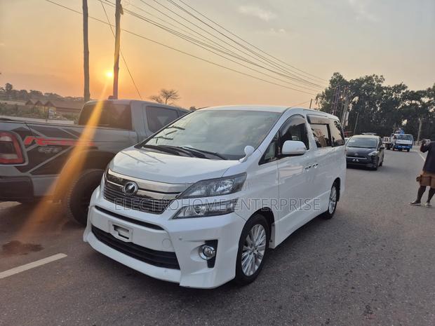 Toyota Vellfire 2014 White photo 4