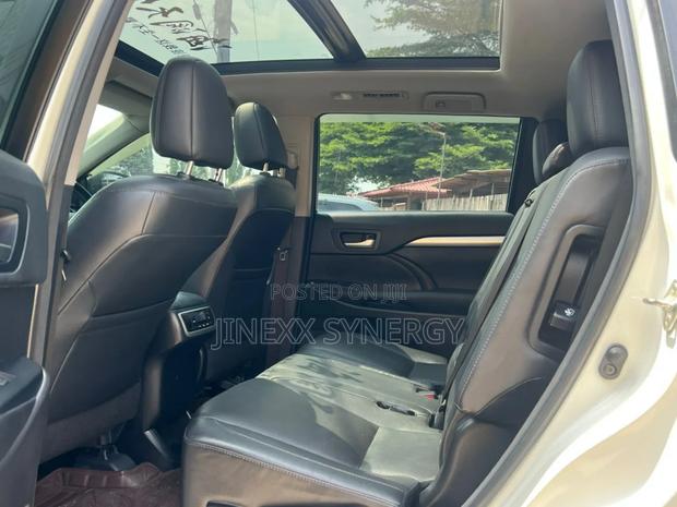 Toyota Highlander XLE V6 4x4 (3.5L 6cyl 6A) 2016 White