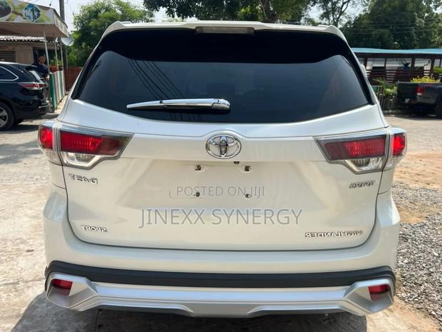 Toyota Highlander XLE V6 4x4 (3.5L 6cyl 6A) 2016 White