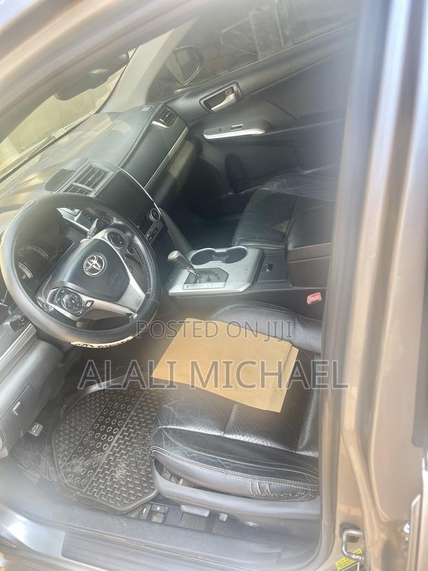 Toyota Camry SE 4dr Sedan (2.5L 4cyl 6A) 2013 Silver photo 2