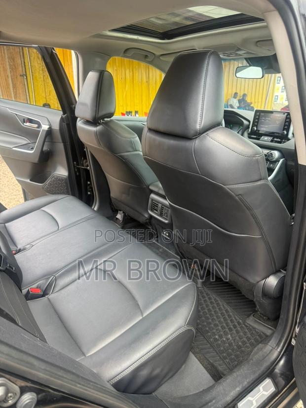 Toyota RAV4 XLE 2021 White