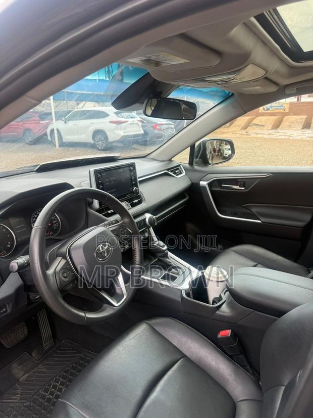 Toyota RAV4 XLE 2021 White