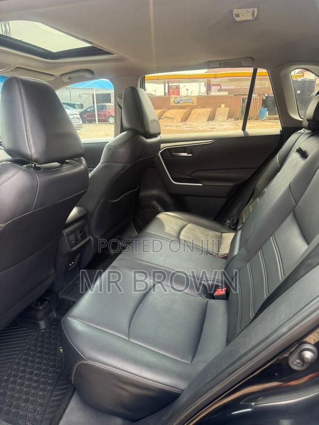 Toyota RAV4 XLE 2021 White