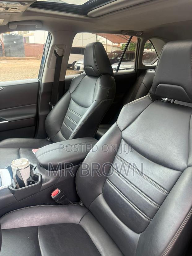 Toyota RAV4 XLE 2021 White