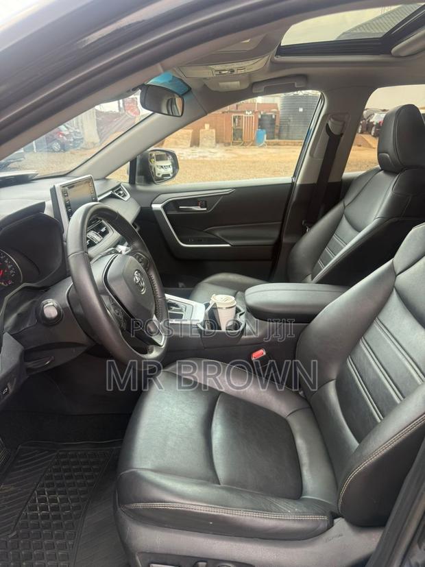 Toyota RAV4 XLE 2021 White