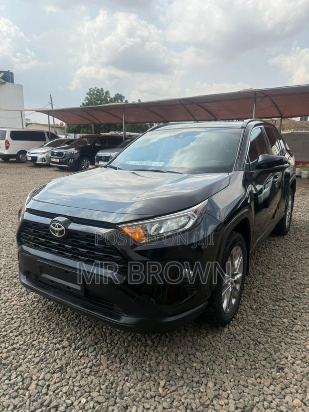 Toyota RAV4 XLE 2021 White