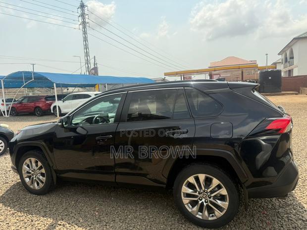 Toyota RAV4 XLE 2021 White