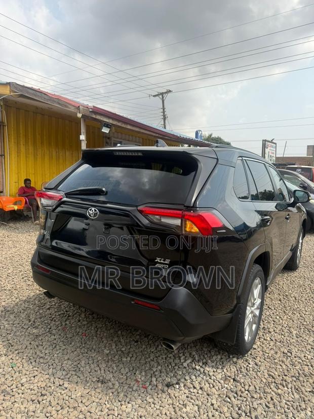 Toyota RAV4 XLE 2021 White