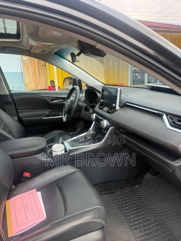 Toyota RAV4 XLE 2021 White