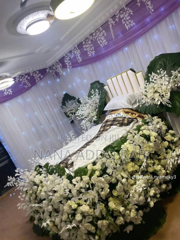 Undertaker and General Decorations and Pictures on All Canopies · Photo 4