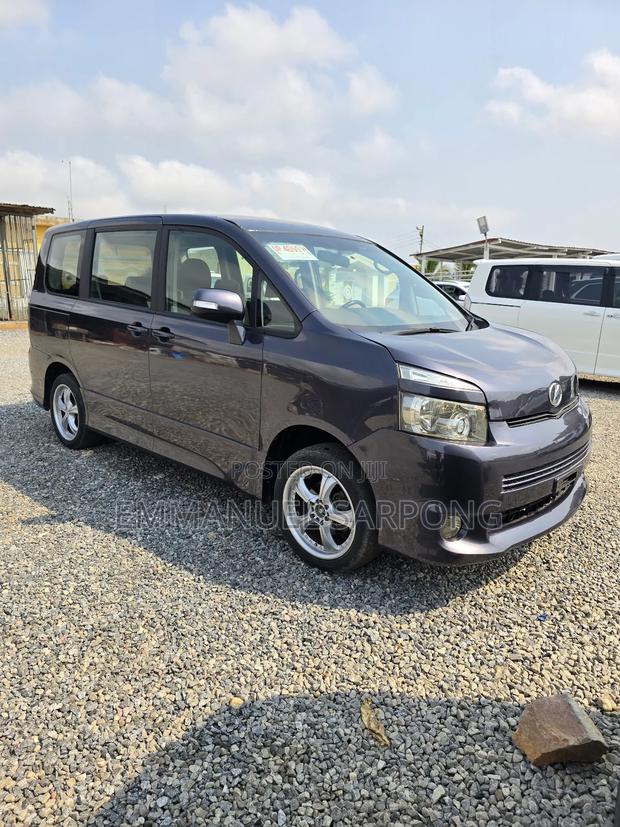 Toyota Voxy 2010 Blue